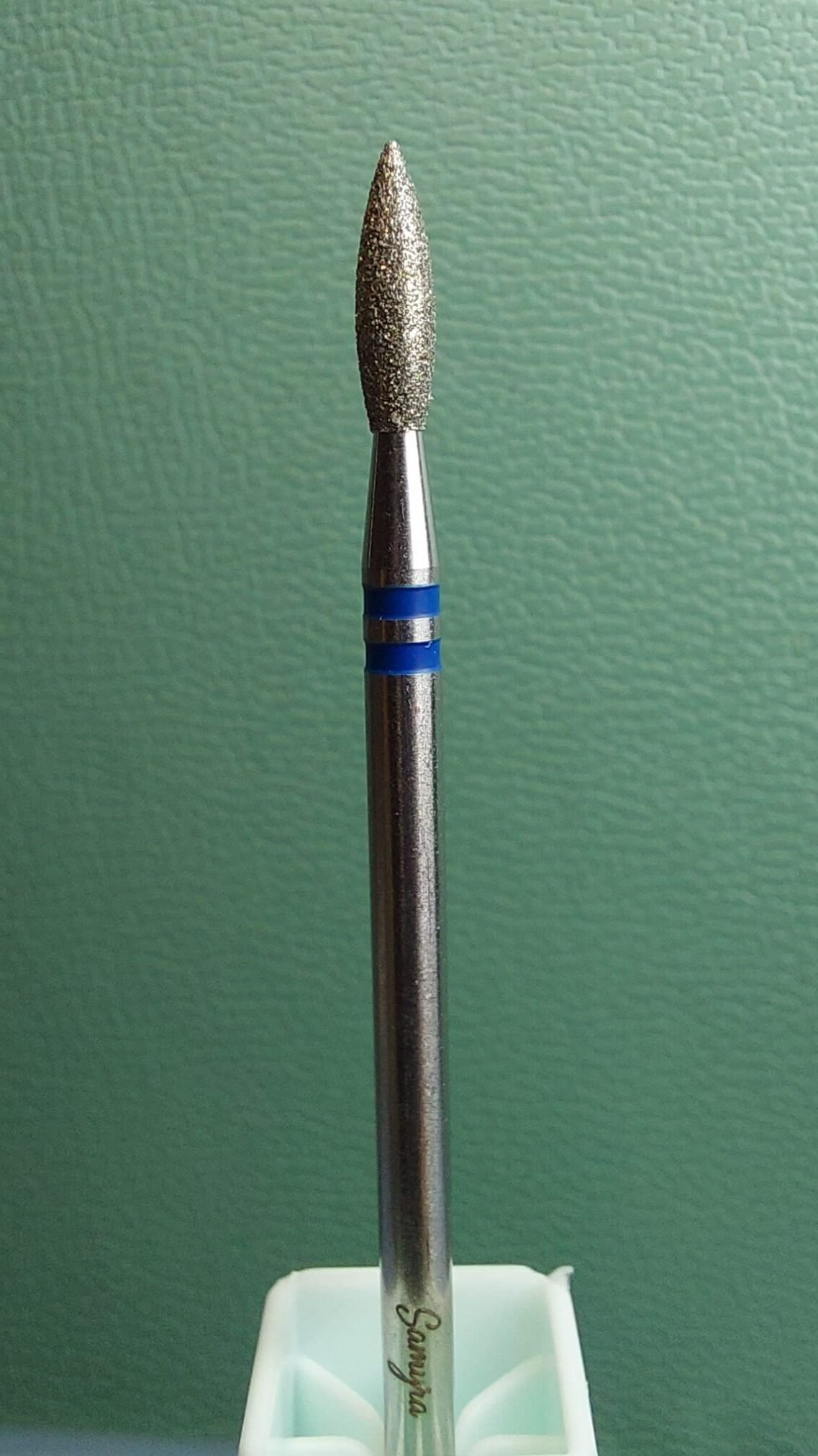 Punta diamantata a forma fiamma, laser perché tutta la sua superficie è controllata al laser per una grana costante. Abrasività standard